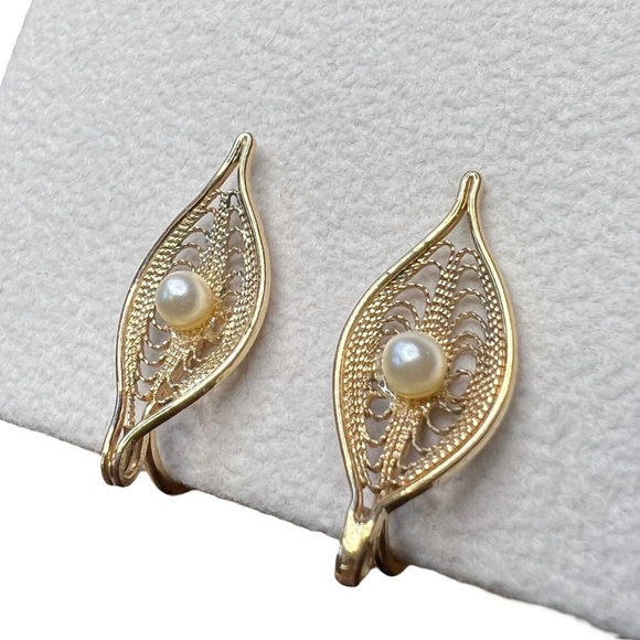 Vintage Sarah Coventry Serene Gold Tone Faux Pearl Leaf Clip on Earrings - Picture 2 of 12